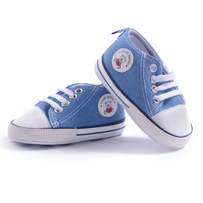 Blaue Turnschuhe für Stofftier